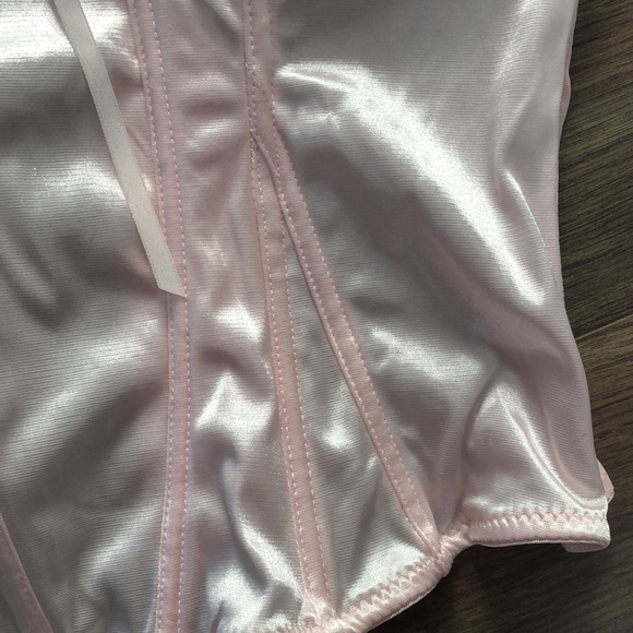 Feminine pink satin corset with scrunched top - Picture 3 of 6